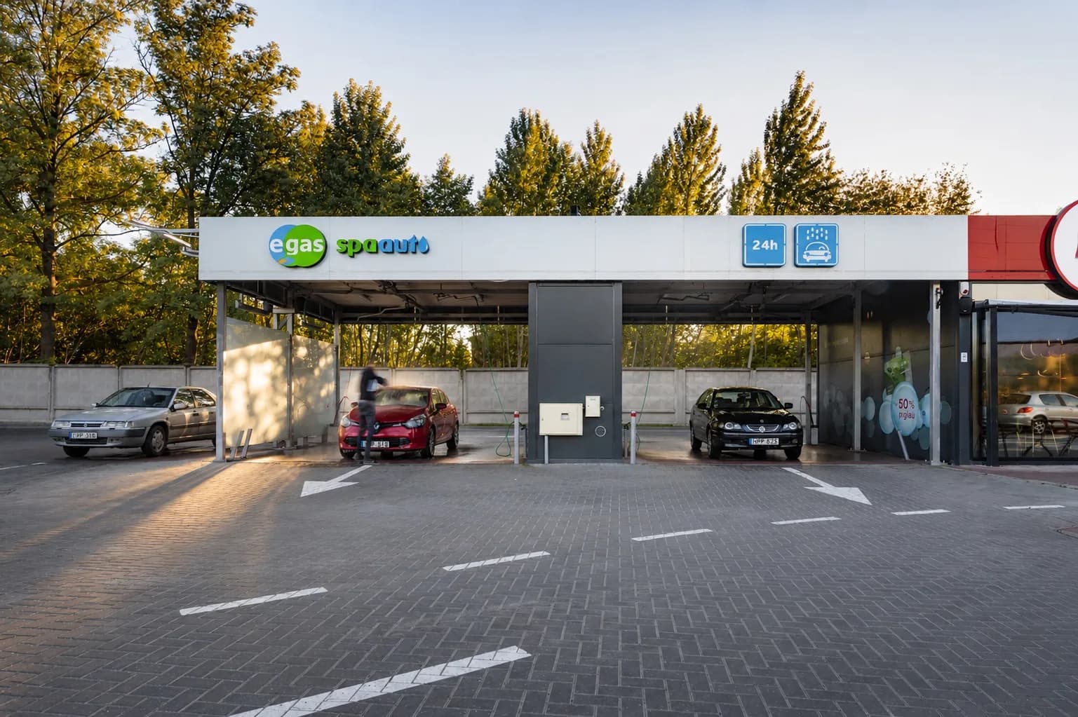 EGAS automobilių plovykla ir KEBAB INN kavinė, Europos pr. 43, Kaune